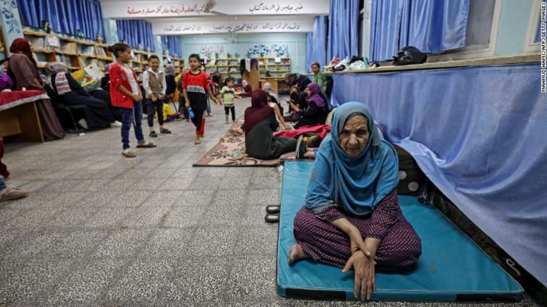 Familias palestinas se refugian en una escuela de la ONU en la ciudad de Gaza el 13 de mayo, tras huir de sus hogares en la ciudad de Beit Lahia.