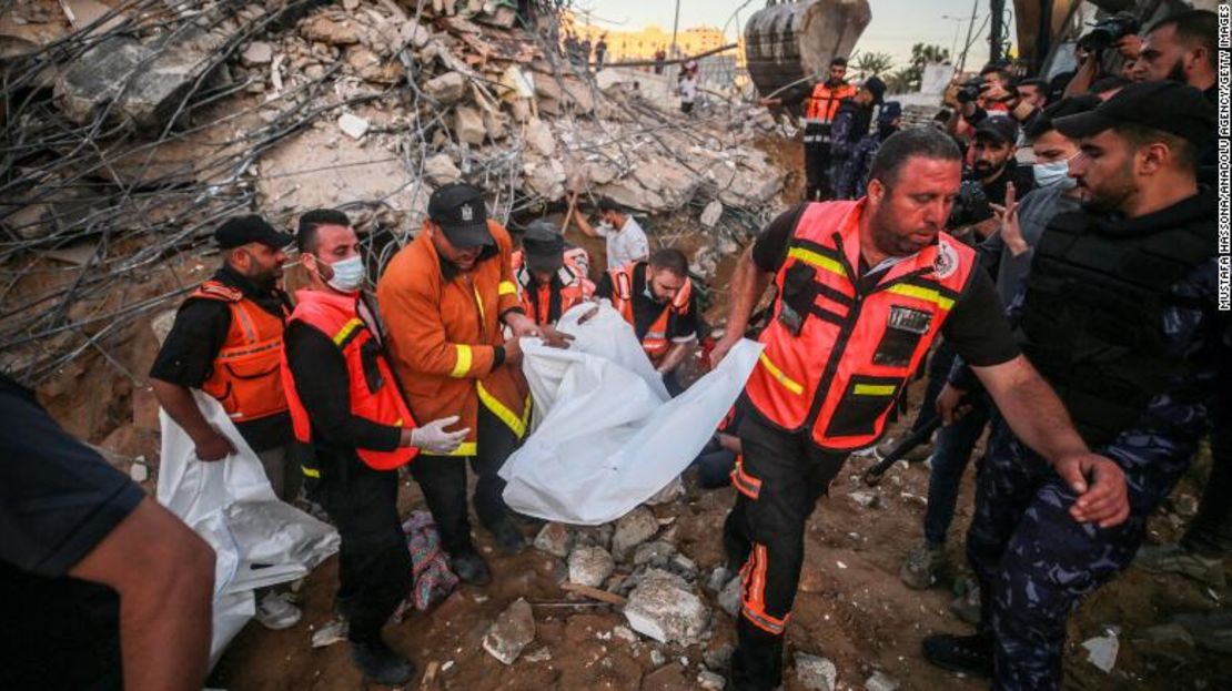 Equipos de defensa civil de Palestina participan en las tareas de recuperación entre los escombros de un edificio después de que aviones de combate de Israel realizaran ataques aéreos en Beit Lahia, Gaza, el 13 de mayo.