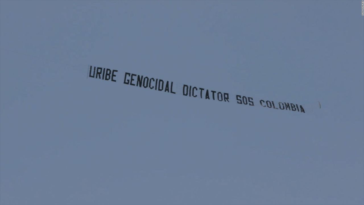 CNNE 995077 - el colombiano que creo la pancarta de "uribe genocida dictador"