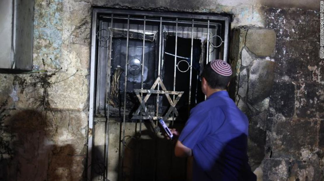 Un hombre israelí mira el interior de una sinagoga después de que fuera incendiada por árabes-israelíes en la ciudad de Lod, Israel, el 14 de mayo.