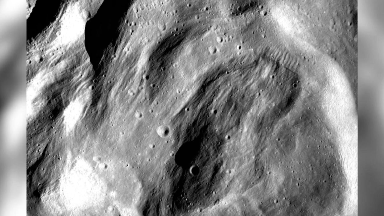 CNNE 995213 - ¿por que desaparecio la pared de un crater de la luna?