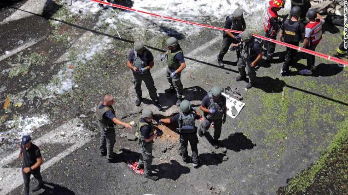 Miembros de los servicios de emergencia israelíes trabajan en un sitio en Ramat Gan, cerca de Tel Aviv, el 15 de mayo, después del lanzamiento de cohetes desde Gaza.