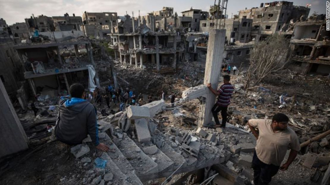 Palestinos inspeccionan los edificios destruidos tras los ataques aéreos israelíes durante la noche en la ciudad de Beit Hanoun, Gaza, el viernes 14 de mayo.