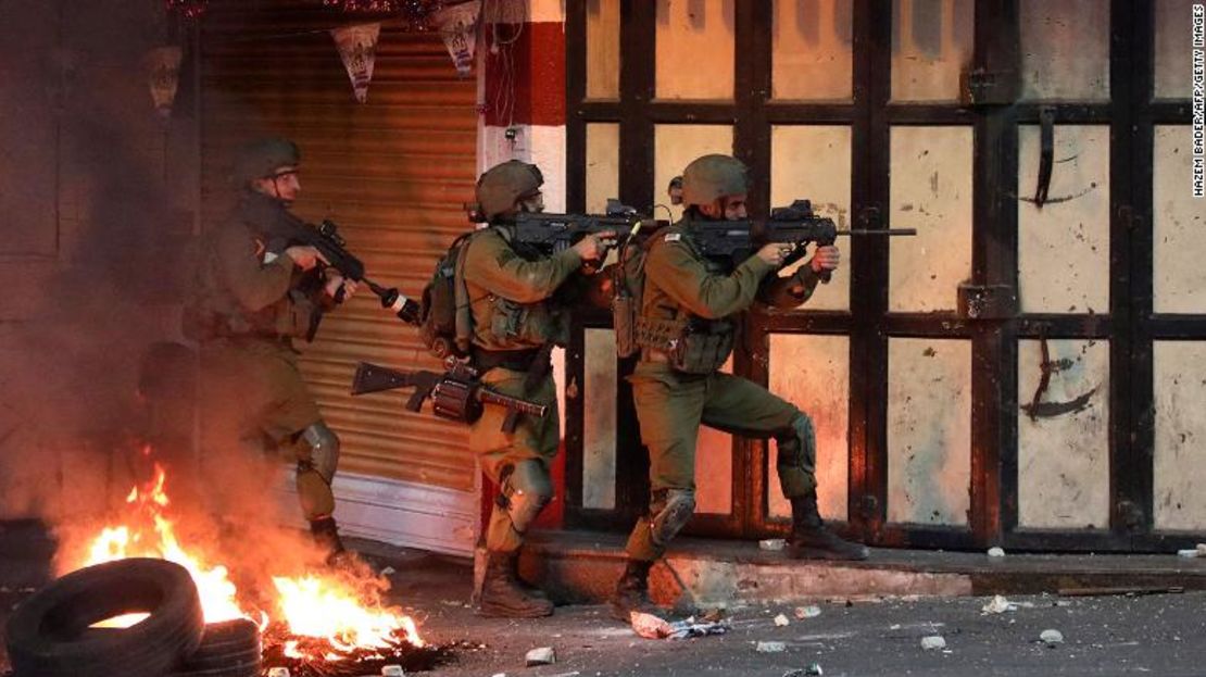 Soldados israelíes responden durante los enfrentamientos con manifestantes palestinos en la ciudad de Hebrón, en la Ribera Occidental, el 14 de mayo.