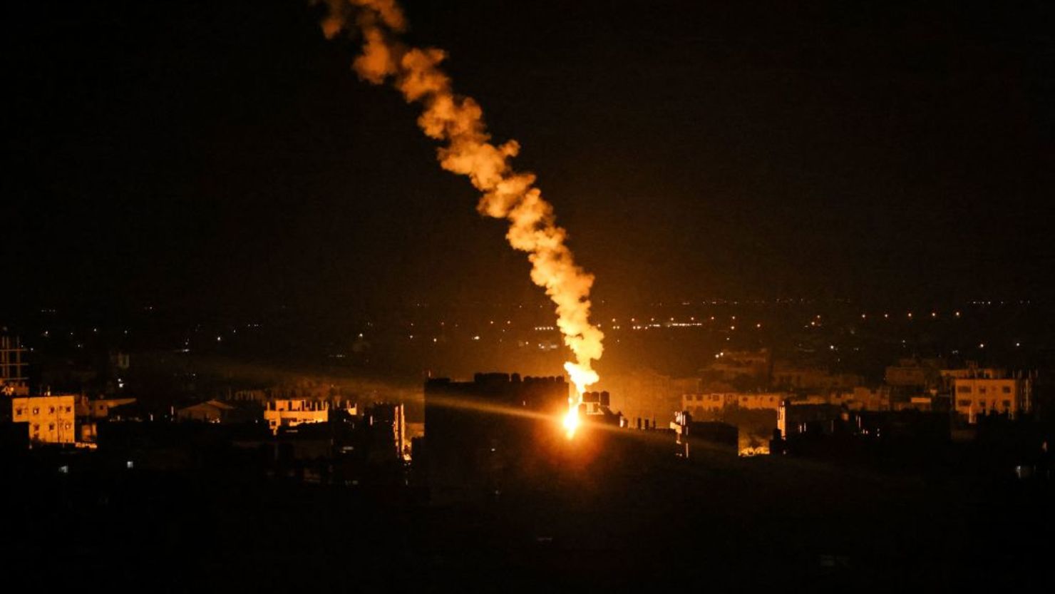 Una bengala disparada por las fuerzas israelíes ilumina el cielo sobre la ciudad de Rafah, en el sur de la Franja de Gaza a principios del 16 de mayo de 2021. Crédito: SAID KHATIB / AFP a través de Getty Images