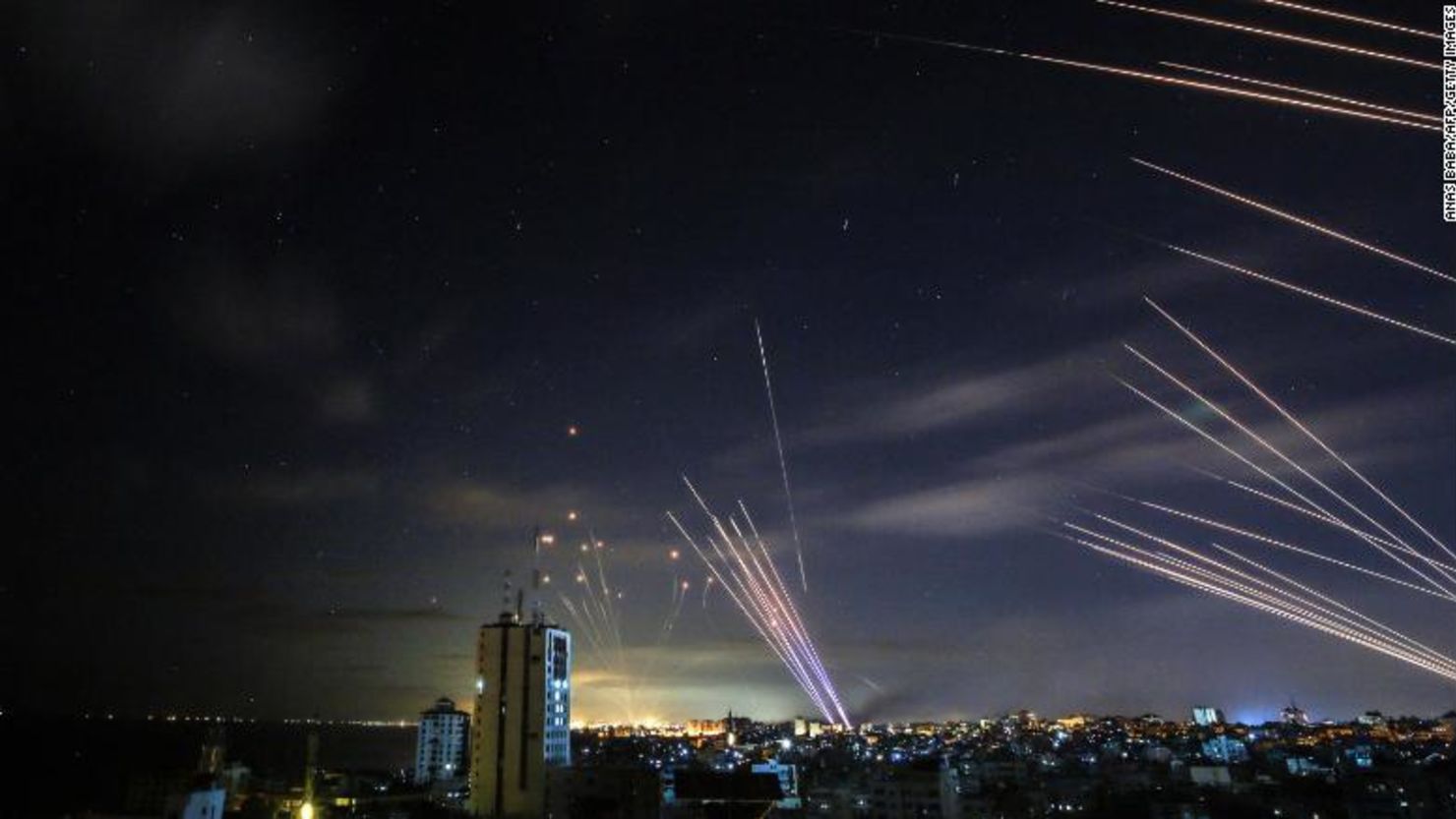 Al fondo, el sistema israelí de defensa antimisiles Domo de Hierro intercepta los cohetes lanzados por Hamas hacia el sur de Israel desde Beit Lahia, en el norte de Gaza, el 16 de mayo.