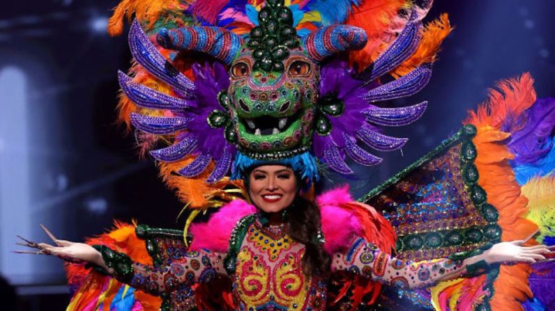 Andrea Meza impactó con su colorida vestimenta en la fase de "traje típico" en Miss Universo 2021.