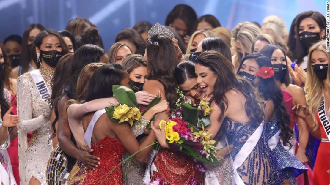 Miss México Andrea Meza es coronada Miss Universo en el escenario.