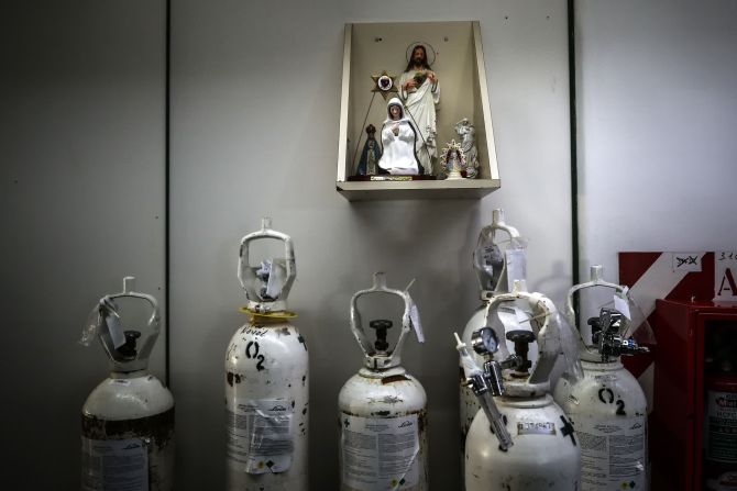 Iconografía religiosa encima de tanques de oxígeno en una unidad de cuidados intensivos, en un hospital de Buenos Aires, el 29 de abril.