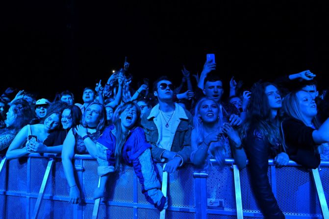 Jóvenes ven a la banda Blossom actuar en un concierto en Liverpool, Inglaterra, el 2 de mayo. Los asistentes debían dar negativo en la prueba de covid-19 antes de poder ingresar. Fue un evento de prueba para proporcionar datos sobre cómo podrían reabrirse otros lugares.