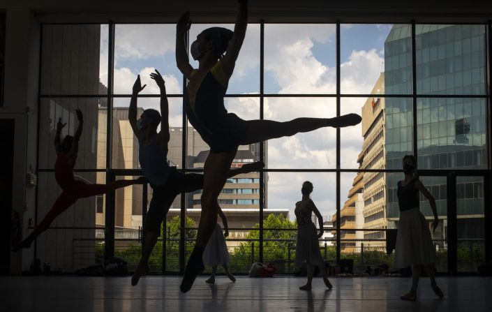 Bailarinas de ballet ensayan en el Teatro Joburg en Johannesburgo, Sudáfrica, el 1 de abril. El Ballet de Joburg regresó al escenario más tarde ese mes, poco más de un año después de que su temporada se interrumpiera debido a un confinamiento nacional.