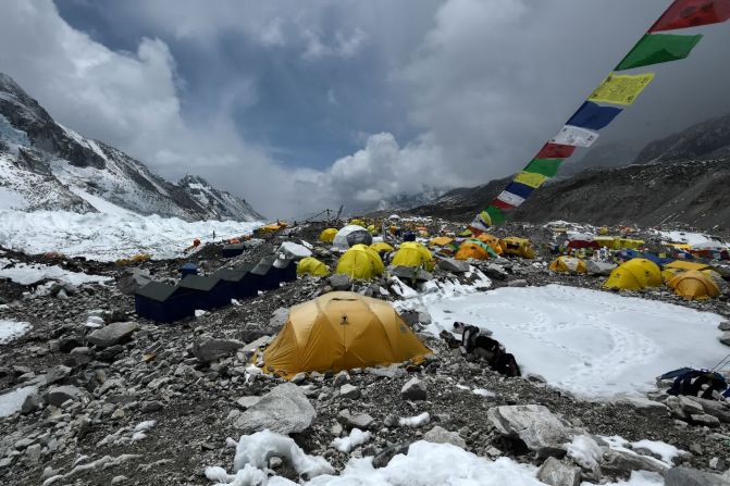 Se ven tiendas de campaña en el campamento base del Everest, el 1 de mayo. Los informes sugieren que incluso el pico más alto del mundo no está a salvo de la propagación del covid-19. Escaladores han informado que dieron positivo.