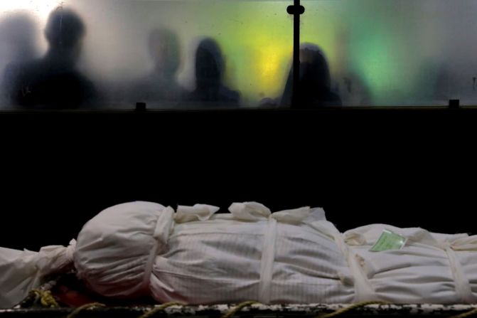 El cuerpo de un hombre quien murió de covid-19 es preparado para un entierro en un cementerio en las afueras de Teherán, Irán, el 21 de abril.