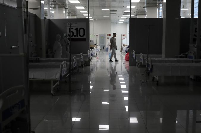 Se ven camas vacías dentro de un hospital temporal para enfermos con covid-19 en un centro de automóviles en Moscú, el 16 de abril.