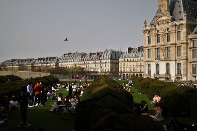 La gente disfruta del sol en el Jardín de las Tullerías en París, el 1 de abril.
