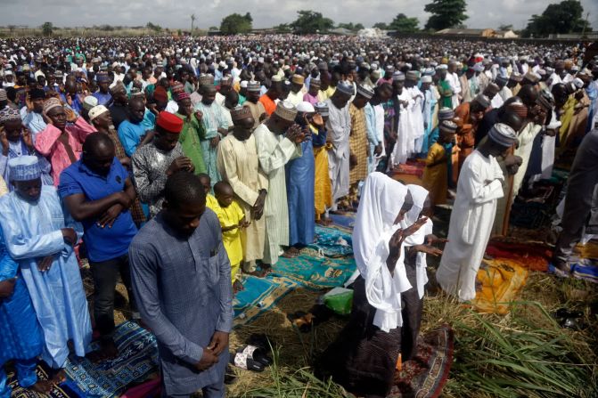 Musulmanes realizan una oración de Eid al-Fitr en Lagos, Nigeria, marcando el final del mes sagrado de ramadán, el 13 de mayo.