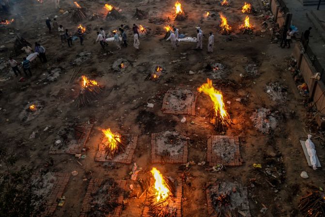 Los cuerpos llegan a un lugar de cremación masiva en Nueva Delhi, el 23 de abril.