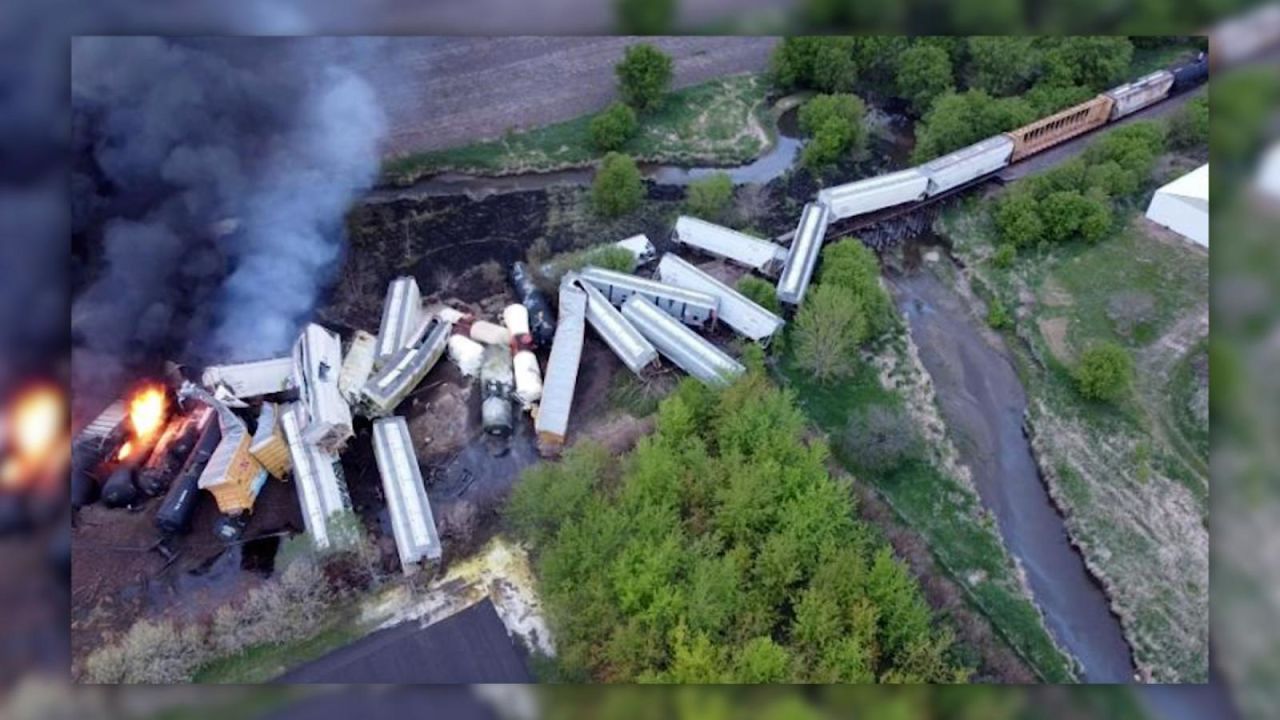 CNNE 995977 - evacuados en iowa tras descarrilar un tren