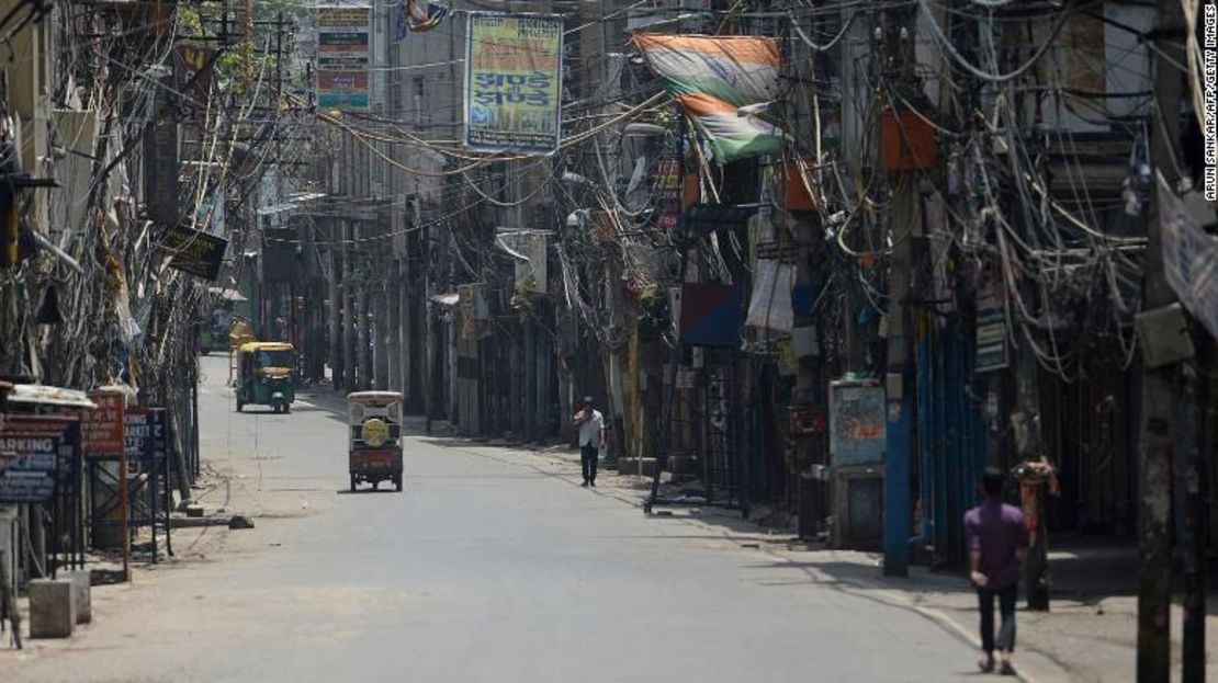 La gente camina por un callejón desierto durante un cierre impuesto por el gobierno en medio del aumento de los casos de covid-19, en Nueva Delhi el 16 de mayo de 2021.