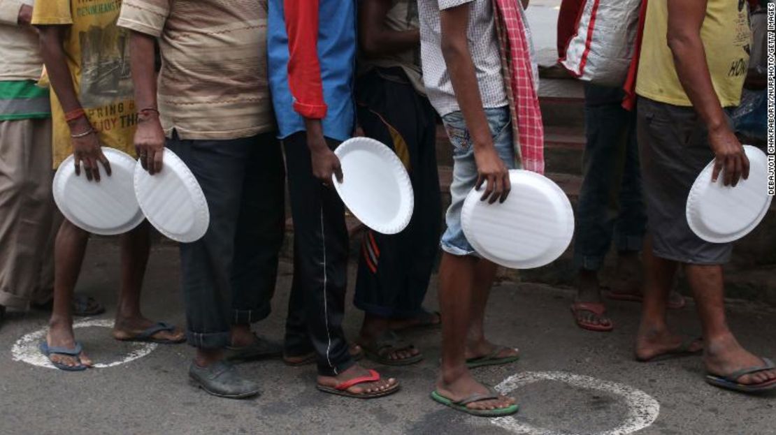 Personas en situación marginal esperan para recibir comida gratuita en Calcuta, India, el 27 de agosto de 2020.