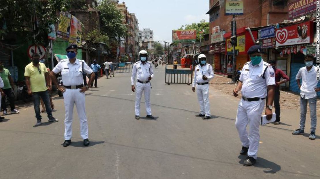 La policía de la India permanece en un puesto de control después de que Bengala Occidental anunciara un cierre de 15 días para frenar la propagación del coronavirus, en Calcuta el 16 de mayo de 2021.