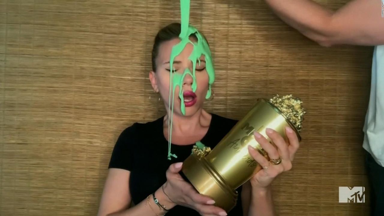 CNNE 996098 - scarlett johanson es banada en slime durante los mtv movie & tv awards