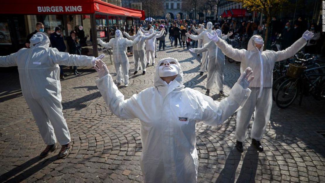 Manifestantes anticonfinamiento y antivacunas protestan en París ante un nuevo cierre el 20 de marzo de 2021.