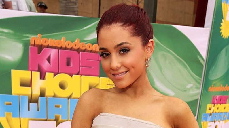 Ariana Grande llega a la 24a edición anual de los Kids 'Choice Awards de Nickelodeon en el Galen Center el 2 de abril de 2011 en Los Ángeles, California.