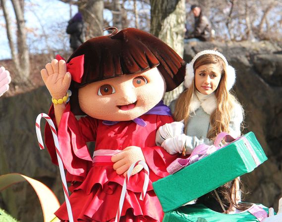 Ariana Grande con Bob Esponja, Dora La Exploradora y las Tortugas Ninjas Adolescentes de Nickelodeon dieron inicio a las vacaciones en el 87o Desfile anual del Día de Acción de Gracias de Macy's el 28 de noviembre de 2013 en Nueva York.