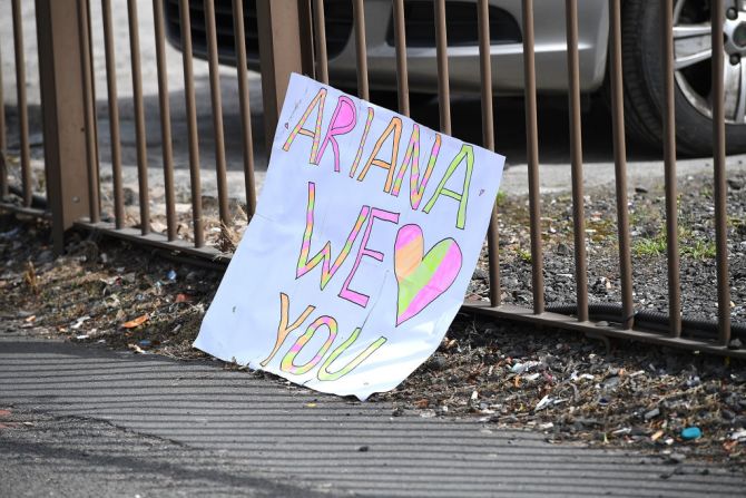 Un letrero que dice 'Ariana te amamos' fue dejado en la calle el 23 de mayo de 2017 tras un ataque terrorista en el Manchester Arena, donde se estaba presentando la cantante.