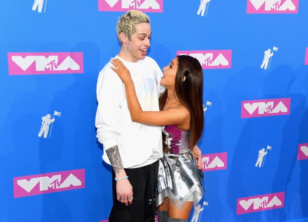 Pete Davidson y Ariana Grande asisten a los MTV Video Music Awards 2018 en el Radio City Music Hall el 20 de agosto de 2018 en Nueva York. La pareja se comprometió unas semanas después de que se supiera que estaban saliendo, pero terminaron unos meses después.