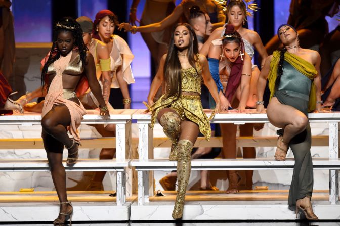 Ariana Grande (centro) se presenta en el escenario durante los MTV Video Music Awards 2018 en el Radio City Music Hall el 20 de agosto de 2018 en Nueva York.