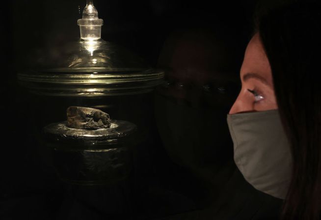 Una mujer observa de cerca el meteorito Winchcombe, que se exhibe en el Museo de Historia Natural de Londres, el 13 de mayo.