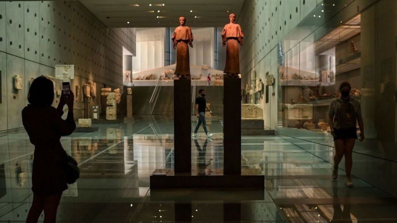 Visitantes en el Museo de la Acrópolis de Atenas durante el primer día de la apertura de los museos el 14 de mayo de 2021 en Grecia.