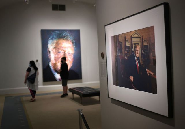 El retrato del expresidente Donald Trump en la exposición de presidentes de Estados Unidos en la Galería Nacional de Retratos. La Institución Smithsonian comienza a reabrir lentamente sus museos, el 14 de mayo de 2021 en Washington.