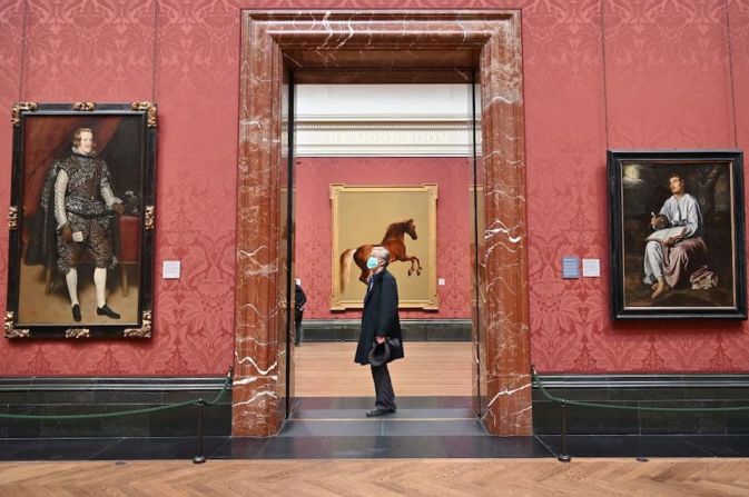 Visitantes con mascarillas miran las obras de arte que se exhiben dentro de la National Gallery, reabierta en Londres mientras las restricciones por el covid-19 disminuyen en todo el Reino Unido, el 17 de mayo de 2021.