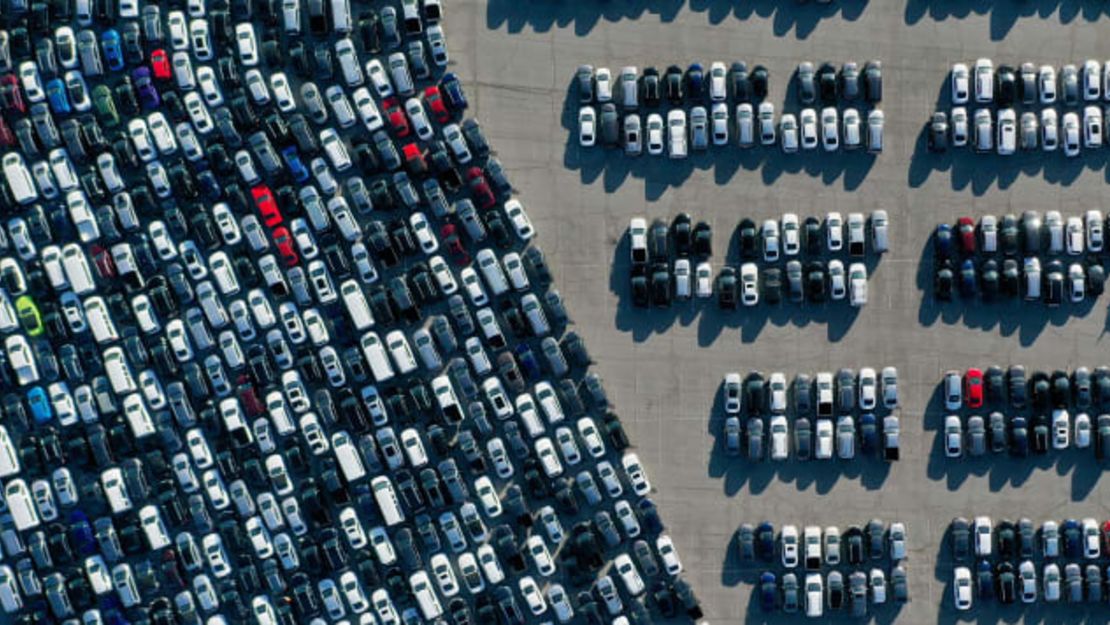 Algunos de los aparcamientos de coches de alquiler se vendieron por miles el año pasado debido a la falta de demanda. Con el repunte de la demanda, hay escasez de automóviles. Mario Tama / Getty Images