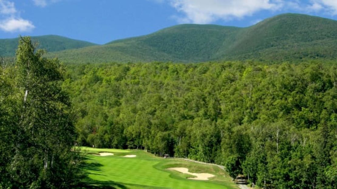 Las áreas de esquí de Maine como Sugarloaf también son hermosas en el verano. Shutterstock