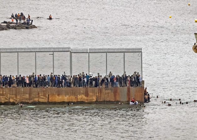 Al menos 6.000 migrantes se lanzaron este lunes al agua y nadaron desde Marruecos hasta el enclave español de Ceuta, en el norte de África.