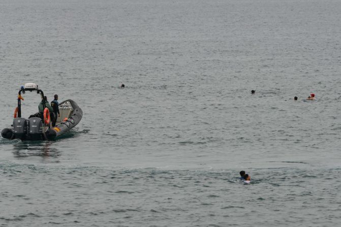 La Cruz Roja ha estado ayudando a los migrantes con ropa seca, mantas y comida en la playa Tarajal.