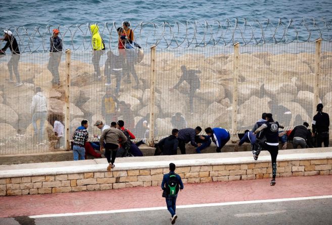 Ceuta es un enclave de unos 84.000 españoles en la costa norte de Marruecos y, lo que es crucial para los migrantes que intentan ingresar, se encuentra en suelo de la Unión Europea.