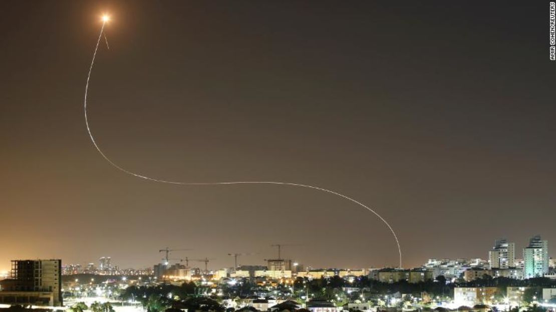 Se observa un haz de luz cuando el Domo de Hierro intercepta un cohete lanzado desde Gaza hacia Israel en Asqelon, el 11 de mayo.