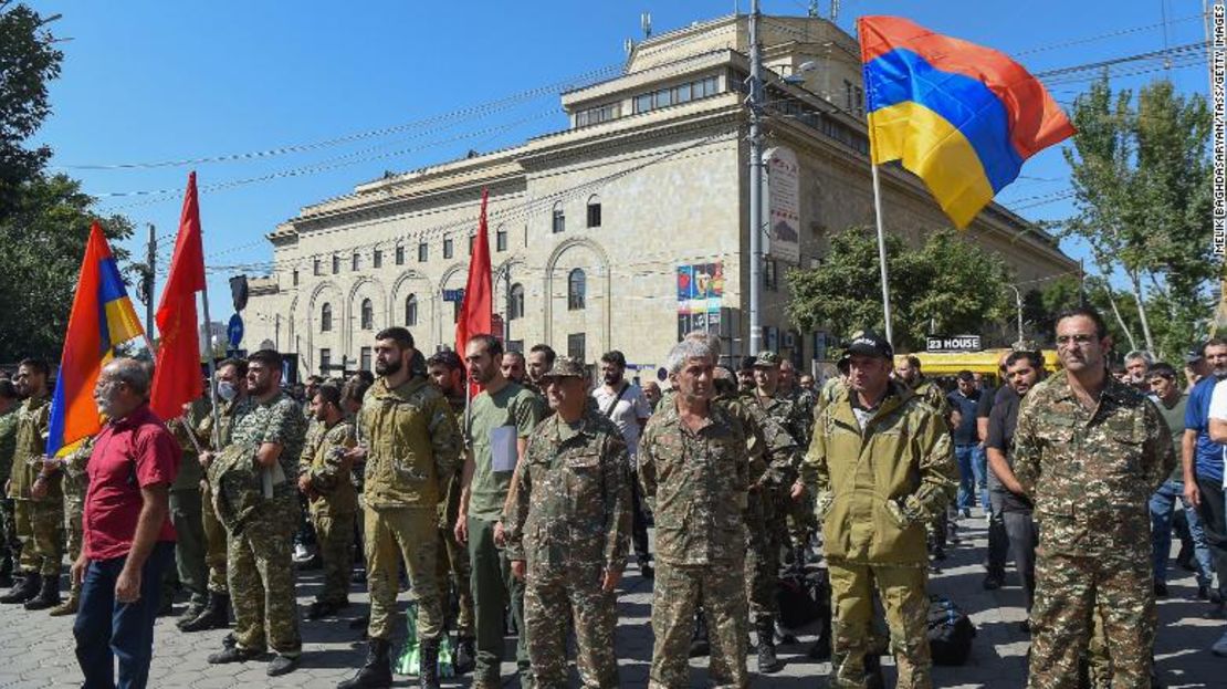 Miembros del servicio y voluntarios se reúnen en Yerevan, Armenia, el domingo, luego de que el Gobierno impuso ley marcial y ordenó la movilización militar general por los enfrentamientos con Azerbaiyán.