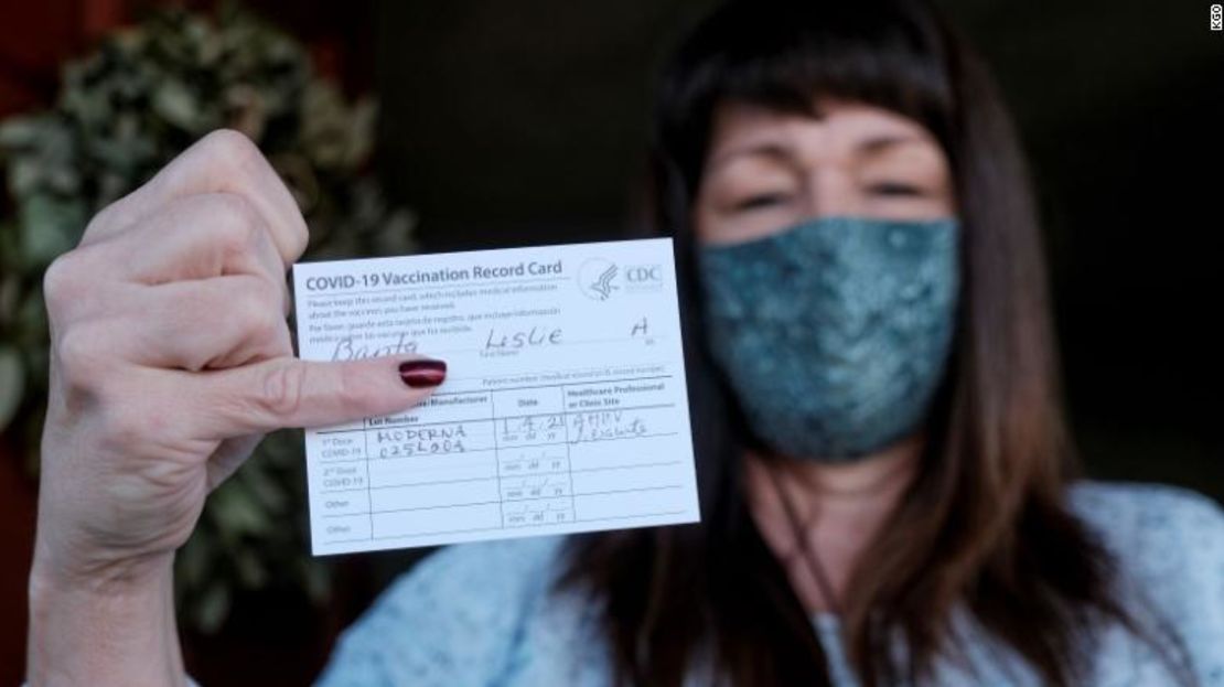 Se suponía que la tarjeta de vacunación contra el covid-19 era un pase a tiempos más felices. Pero para algunas personas, sigue siendo un camino difícil.