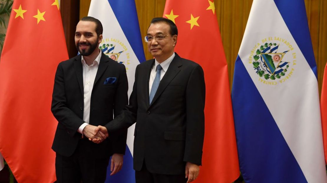 El presidente de El Salvador, Nayib Bukele, se reúne con el primer ministro chino Li Keqiang en el Gran Salón del Pueblo el 3 de diciembre de 2019 en Beijing, China. Crédito: Noel Celis - Pool/Getty Images