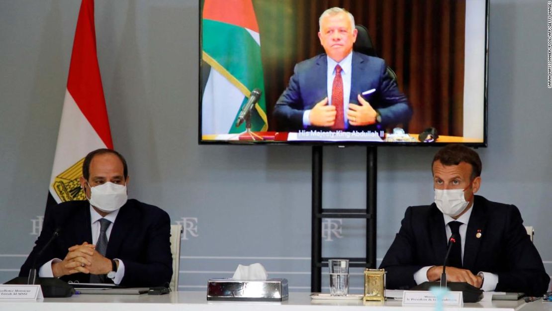 El presidente de Egipto, Abdel Fattah el-Sisi, y el presidente de Francia, Emanuel Macron, asisten a una videoconferencia con el rey de Jordania, Abdullah II ibn Al Hussein, en pantalla, para trabajar en una propuesta de alto el fuego en el Palacio del Elíseo en París, el 18 de mayo.