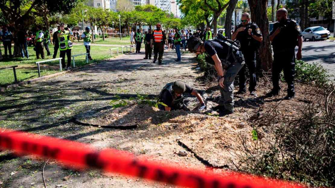 Una unidad del escuadrón de bombas israelí inspecciona el sitio donde un cohete disparado desde Gaza impactó en Ashdod, Israel, el miércoles 19 de mayo.