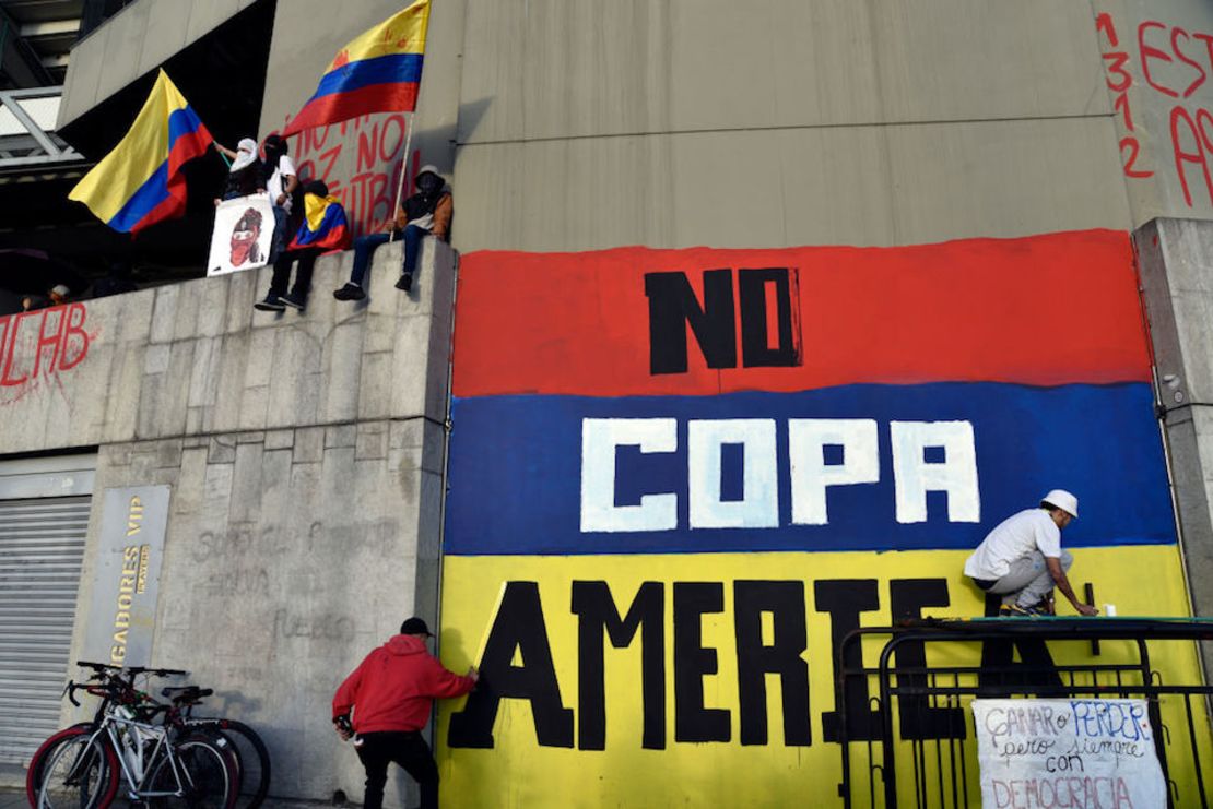 Protesta contra la próxima Copa América en el estadio El Campín de Bogotá.