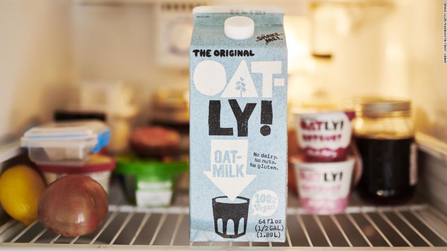 Cartón de bebida de avena Oatly.