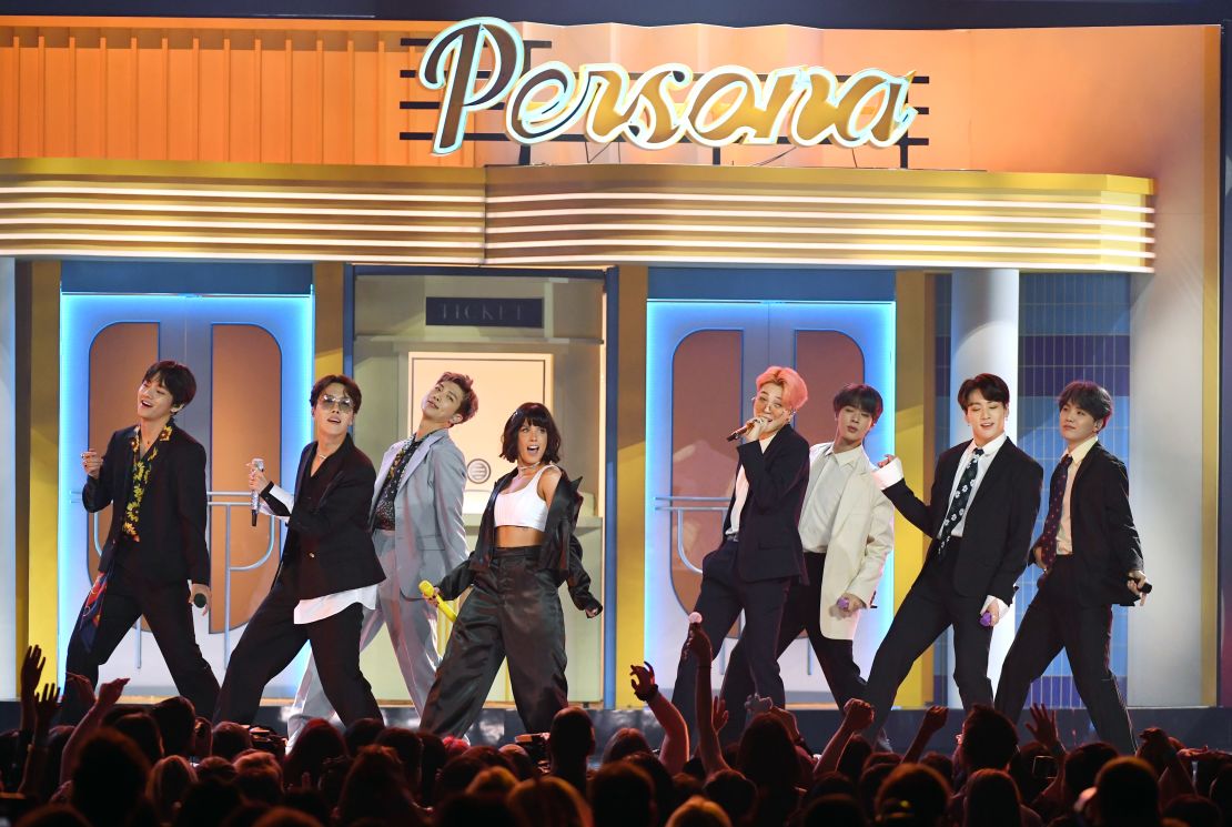 Halsey y BTS durante los premios Billboard Music Awards en el MGM Grand Garden Arena en mayo de 2019 en Las Vegas, Nevada. Crédito: Ethan Miller/Getty Images